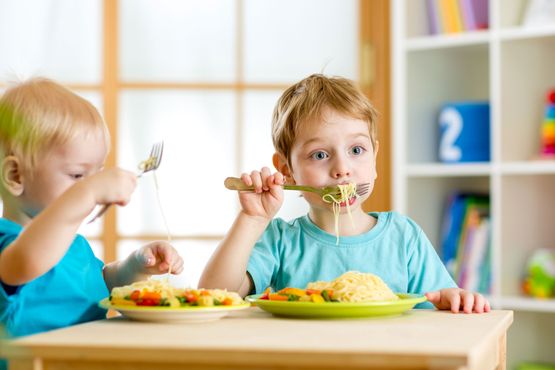 children eating a healthy lunch